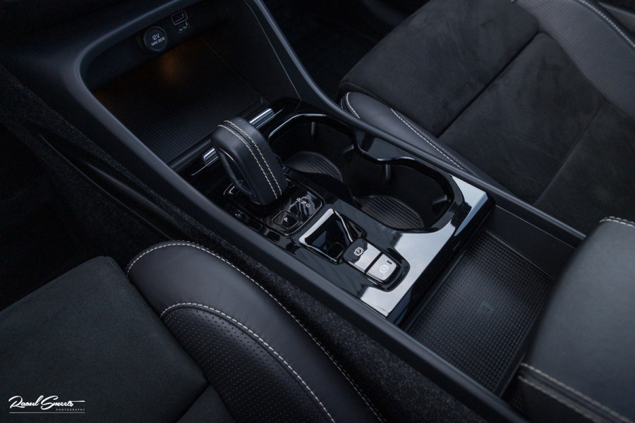 Volvo XC40 1.5 T5 Recharge R-Design | Panorama dak | Zwenkbare trekhaak | Adaptieve cruise | Blis | Harman Kardon |