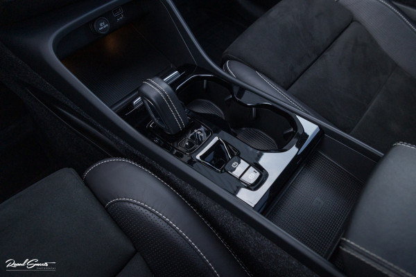 Volvo XC40 1.5 T5 Recharge R-Design | Panorama dak | Zwenkbare trekhaak | Adaptieve cruise | Blis | Harman Kardon |