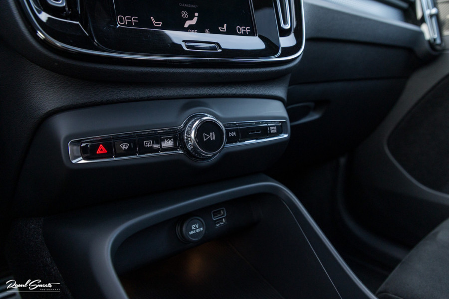 Volvo XC40 1.5 T5 Recharge R-Design | Panorama dak | Zwenkbare trekhaak | Adaptieve cruise | Blis | Harman Kardon |