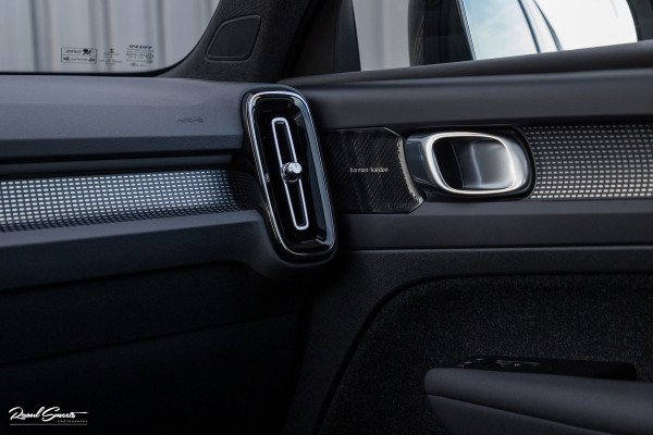 Volvo XC40 1.5 T5 Recharge R-Design | Panorama dak | Zwenkbare trekhaak | Adaptieve cruise | Blis | Harman Kardon |