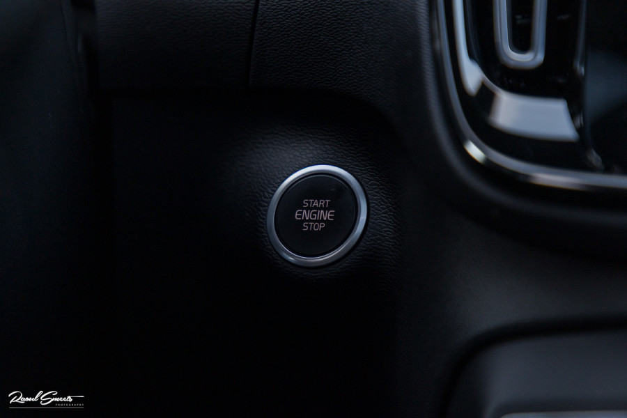 Volvo XC40 1.5 T5 Recharge R-Design | Panorama dak | Zwenkbare trekhaak | Adaptieve cruise | Blis | Harman Kardon |