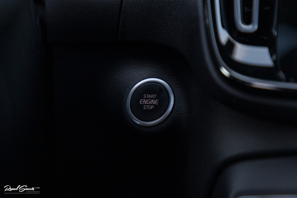 Volvo XC40 1.5 T5 Recharge R-Design | Panorama dak | Zwenkbare trekhaak | Adaptieve cruise | Blis | Harman Kardon |