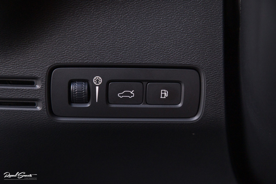 Volvo XC40 1.5 T5 Recharge R-Design | Panorama dak | Zwenkbare trekhaak | Adaptieve cruise | Blis | Harman Kardon |