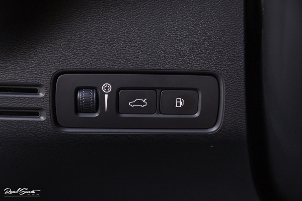 Volvo XC40 1.5 T5 Recharge R-Design | Panorama dak | Zwenkbare trekhaak | Adaptieve cruise | Blis | Harman Kardon |