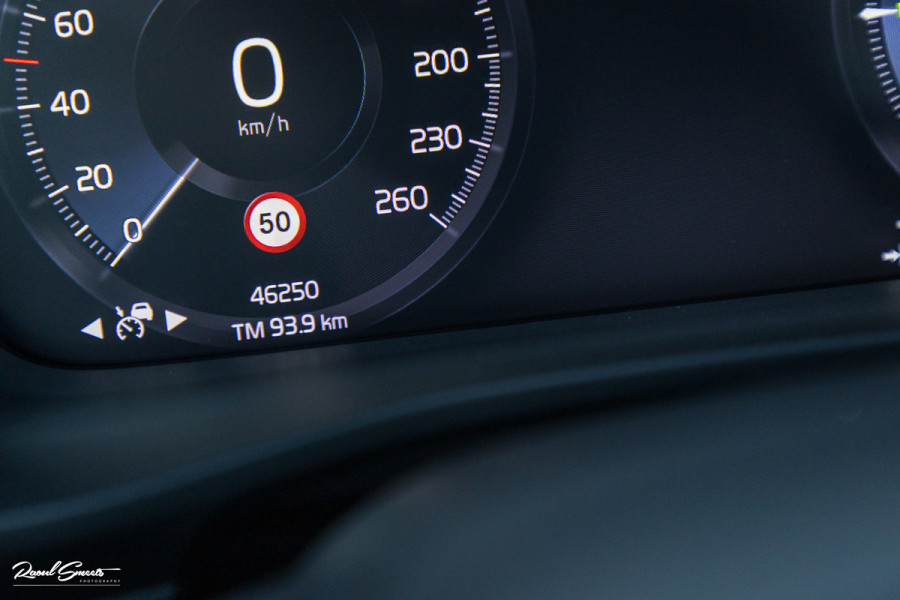 Volvo XC40 1.5 T5 Recharge R-Design | Panorama dak | Zwenkbare trekhaak | Adaptieve cruise | Blis | Harman Kardon |