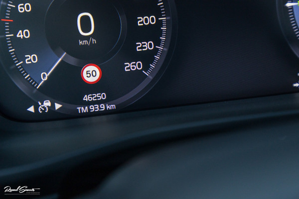 Volvo XC40 1.5 T5 Recharge R-Design | Panorama dak | Zwenkbare trekhaak | Adaptieve cruise | Blis | Harman Kardon |