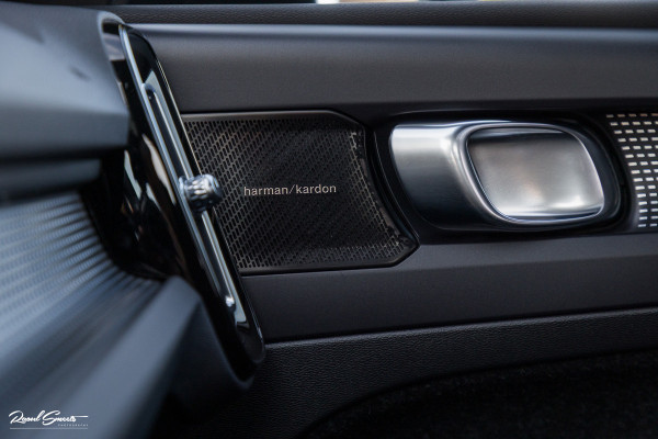 Volvo XC40 1.5 T5 Recharge R-Design | Panorama dak | Zwenkbare trekhaak | Adaptieve cruise | Blis | Harman Kardon |