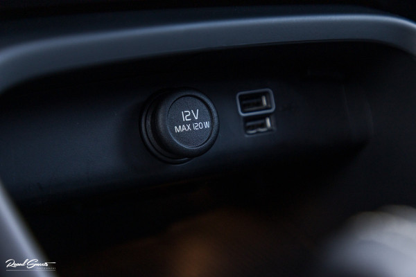 Volvo XC40 1.5 T5 Recharge R-Design | Panorama dak | Zwenkbare trekhaak | Adaptieve cruise | Blis | Harman Kardon |