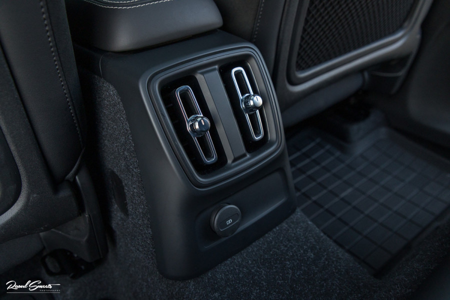 Volvo XC40 1.5 T5 Recharge R-Design | Panorama dak | Zwenkbare trekhaak | Adaptieve cruise | Blis | Harman Kardon |