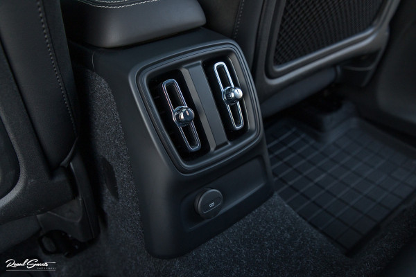Volvo XC40 1.5 T5 Recharge R-Design | Panorama dak | Zwenkbare trekhaak | Adaptieve cruise | Blis | Harman Kardon |