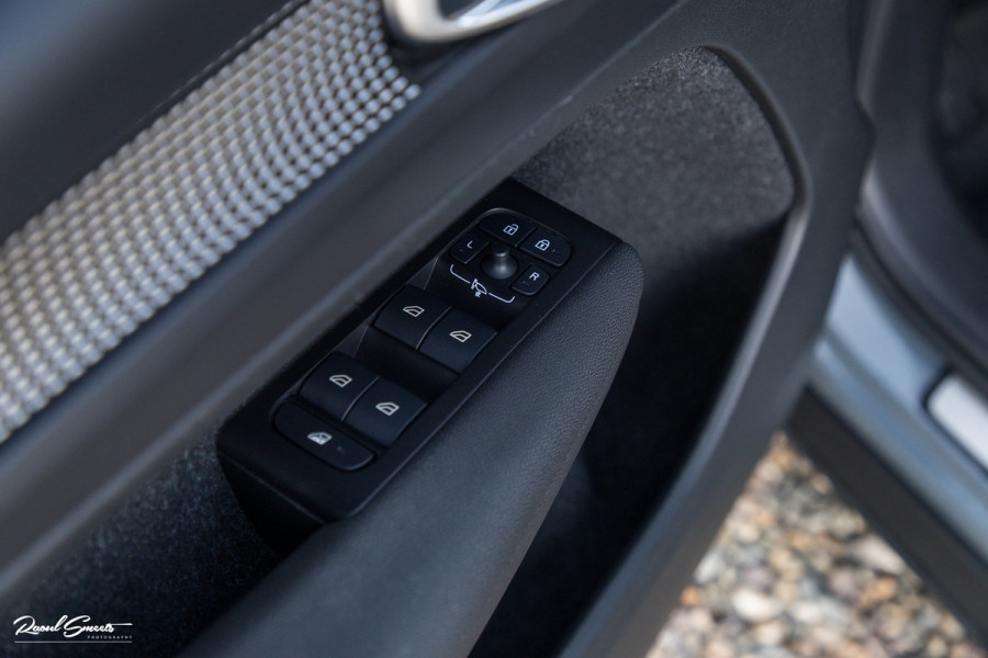 Volvo XC40 1.5 T5 Recharge R-Design | Panorama dak | Zwenkbare trekhaak | Adaptieve cruise | Blis | Harman Kardon |