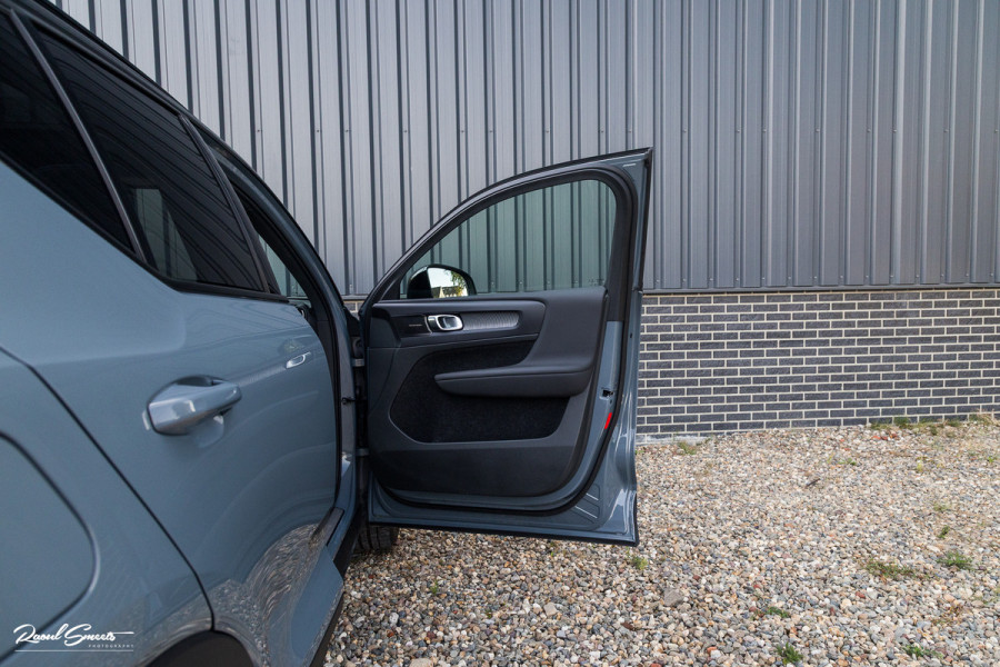 Volvo XC40 1.5 T5 Recharge R-Design | Panorama dak | Zwenkbare trekhaak | Adaptieve cruise | Blis | Harman Kardon |