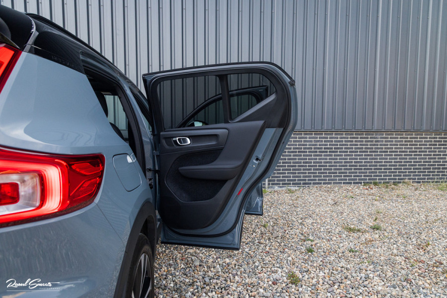 Volvo XC40 1.5 T5 Recharge R-Design | Panorama dak | Zwenkbare trekhaak | Adaptieve cruise | Blis | Harman Kardon |