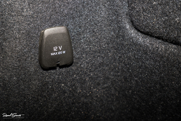 Volvo XC40 1.5 T5 Recharge R-Design | Panorama dak | Zwenkbare trekhaak | Adaptieve cruise | Blis | Harman Kardon |