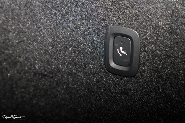 Volvo XC40 1.5 T5 Recharge R-Design | Panorama dak | Zwenkbare trekhaak | Adaptieve cruise | Blis | Harman Kardon |