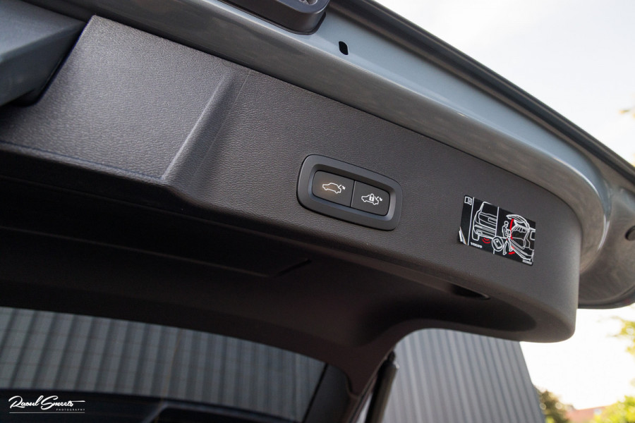 Volvo XC40 1.5 T5 Recharge R-Design | Panorama dak | Zwenkbare trekhaak | Adaptieve cruise | Blis | Harman Kardon |