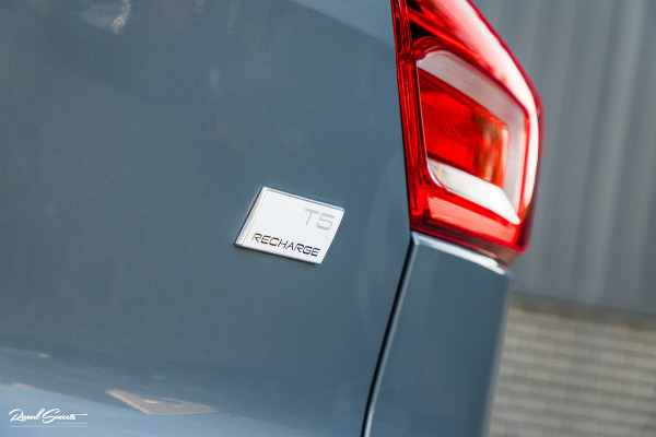 Volvo XC40 1.5 T5 Recharge R-Design | Panorama dak | Zwenkbare trekhaak | Adaptieve cruise | Blis | Harman Kardon |