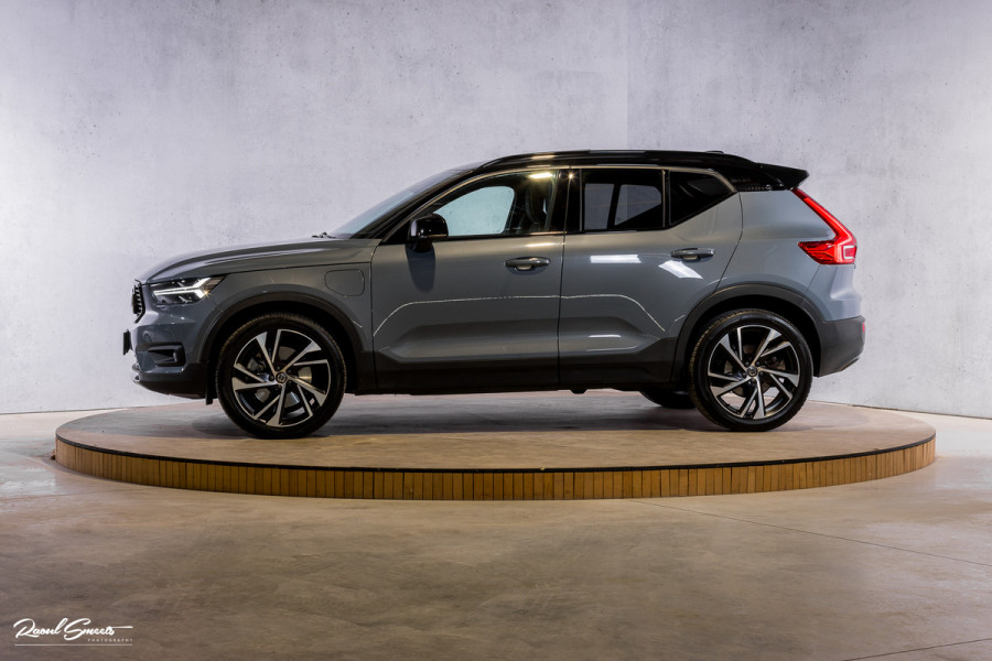 Volvo XC40 1.5 T5 Recharge R-Design | Panorama dak | Zwenkbare trekhaak | Adaptieve cruise | Blis | Harman Kardon |