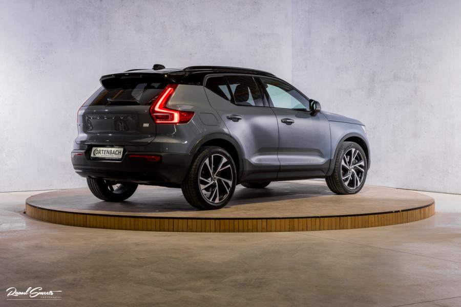 Volvo XC40 1.5 T5 Recharge R-Design | Panorama dak | Zwenkbare trekhaak | Adaptieve cruise | Blis | Harman Kardon |
