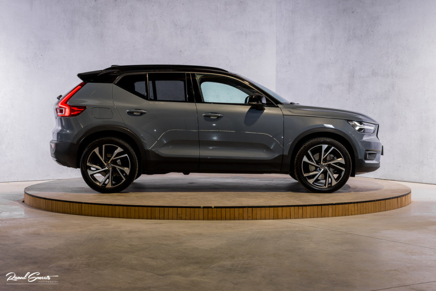 Volvo XC40 1.5 T5 Recharge R-Design | Panorama dak | Zwenkbare trekhaak | Adaptieve cruise | Blis | Harman Kardon |
