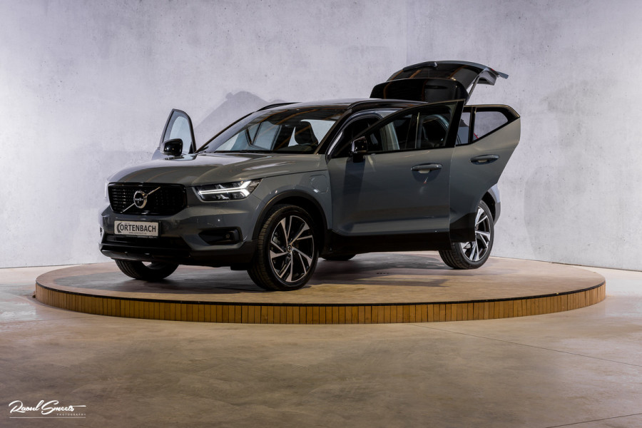 Volvo XC40 1.5 T5 Recharge R-Design | Panorama dak | Zwenkbare trekhaak | Adaptieve cruise | Blis | Harman Kardon |