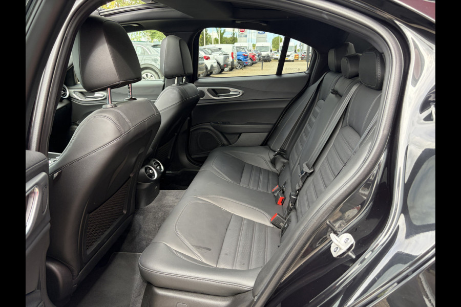 Alfa Romeo Giulia 2.0 T GME AWD Veloce | Panoramadak | 19" Velgen | Camera