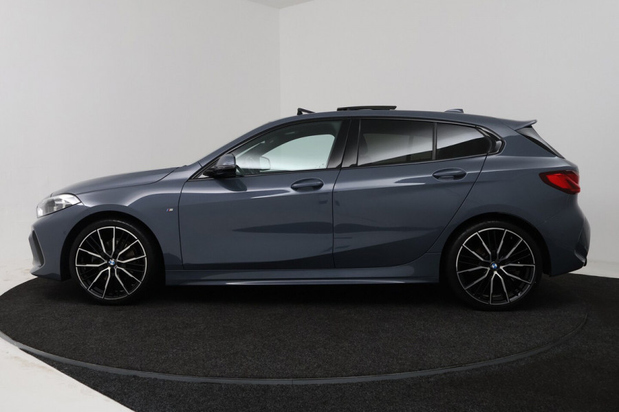 BMW 1-serie 118i Introduction Edition M Sport (PANO, M-PAKKET, CAMERA, STUURVERWARMING, SFEERVERLICHTI