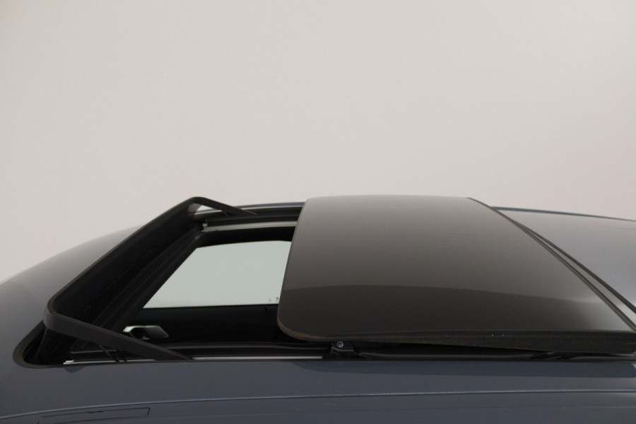BMW 1-serie 118i Introduction Edition M Sport (PANO, M-PAKKET, CAMERA, STUURVERWARMING, SFEERVERLICHTI