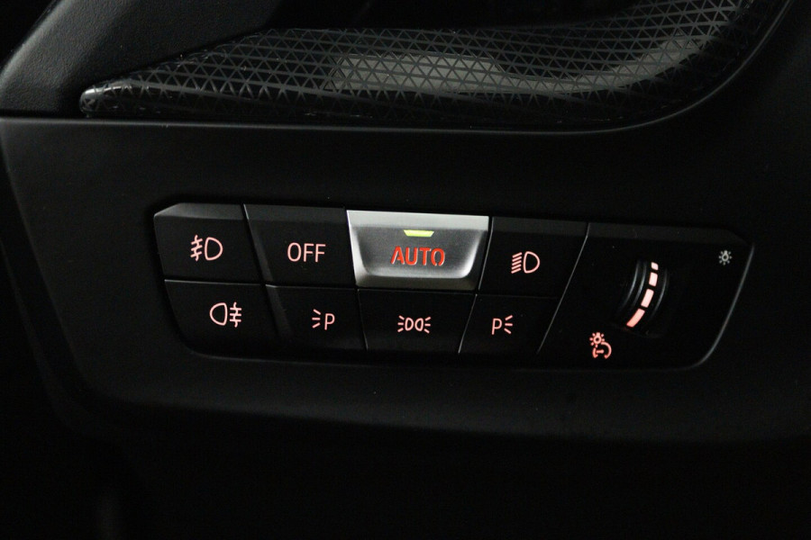 BMW 1-serie 118i Introduction Edition M Sport (PANO, M-PAKKET, CAMERA, STUURVERWARMING, SFEERVERLICHTI