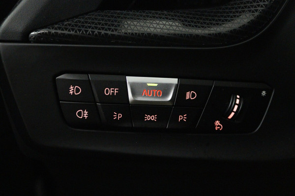 BMW 1-serie 118i Introduction Edition M Sport (PANO, M-PAKKET, CAMERA, STUURVERWARMING, SFEERVERLICHTI