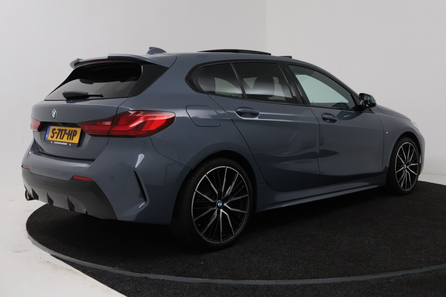 BMW 1-serie 118i Introduction Edition M Sport (PANO, M-PAKKET, CAMERA, STUURVERWARMING, SFEERVERLICHTI