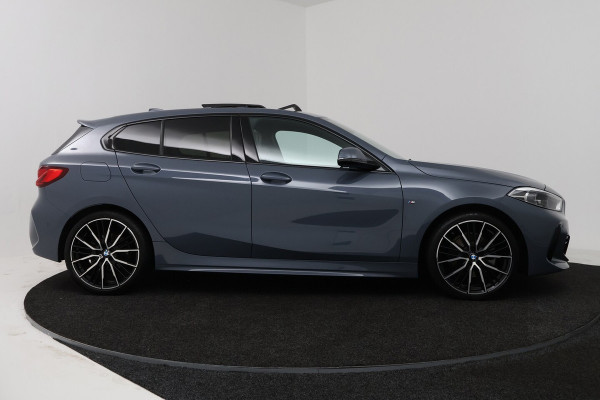 BMW 1-serie 118i Introduction Edition M Sport (PANO, M-PAKKET, CAMERA, STUURVERWARMING, SFEERVERLICHTI