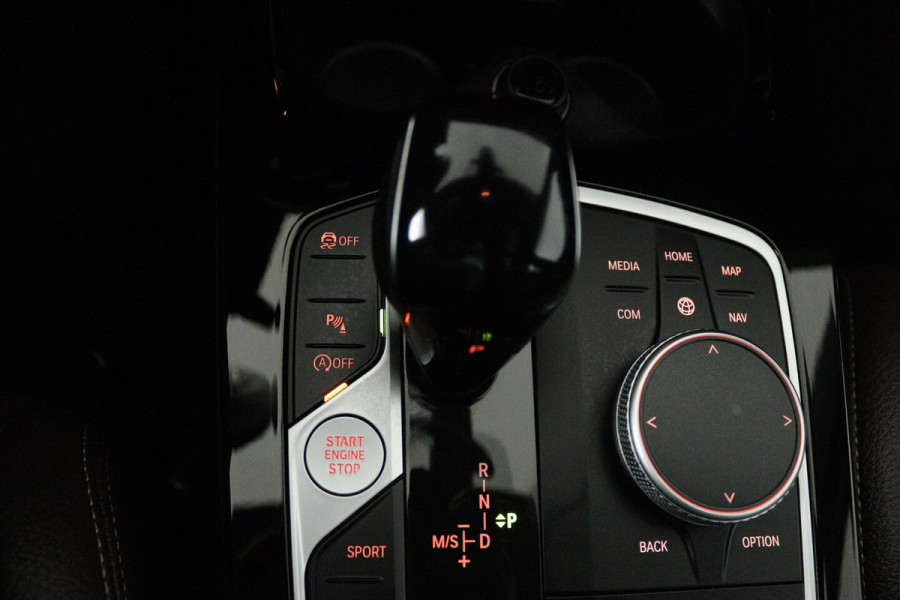 BMW 1-serie 118i Introduction Edition M Sport (PANO, M-PAKKET, CAMERA, STUURVERWARMING, SFEERVERLICHTI