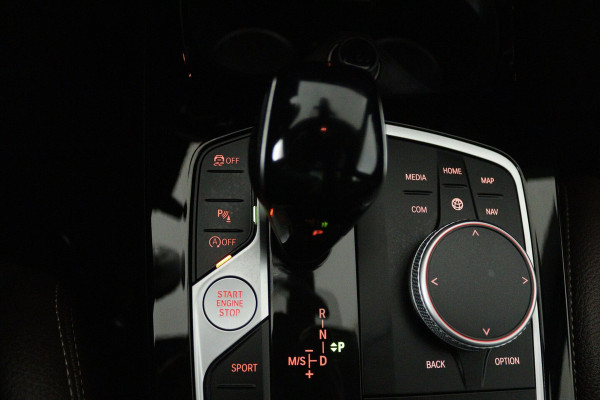 BMW 1-serie 118i Introduction Edition M Sport (PANO, M-PAKKET, CAMERA, STUURVERWARMING, SFEERVERLICHTI