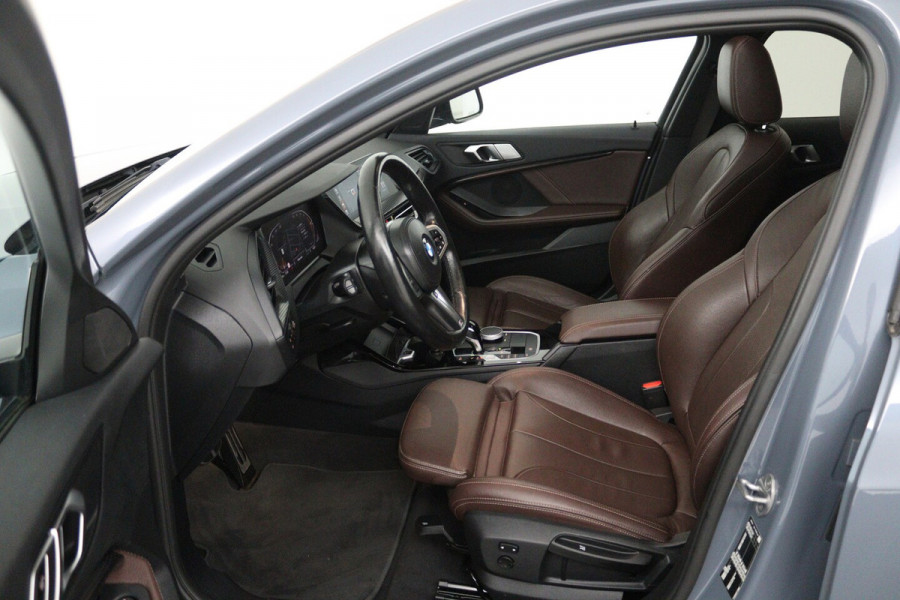 BMW 1-serie 118i Introduction Edition M Sport (PANO, M-PAKKET, CAMERA, STUURVERWARMING, SFEERVERLICHTI