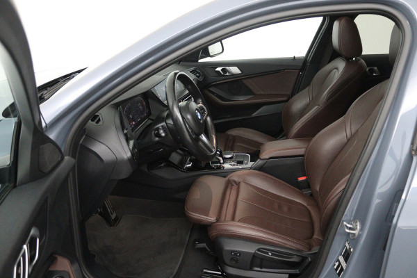 BMW 1-serie 118i Introduction Edition M Sport (PANO, M-PAKKET, CAMERA, STUURVERWARMING, SFEERVERLICHTI