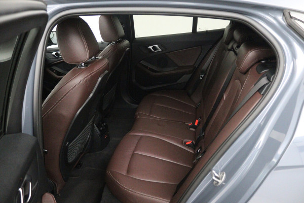 BMW 1-serie 118i Introduction Edition M Sport (PANO, M-PAKKET, CAMERA, STUURVERWARMING, SFEERVERLICHTI