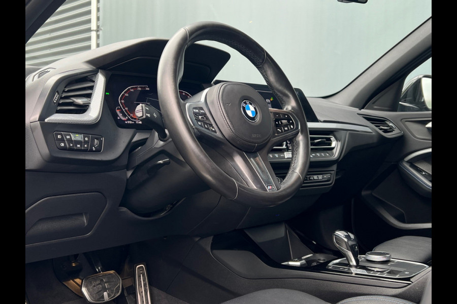 BMW 1-serie BWJ 2021 | 118i 136PK High Ex. AUTOMAAT | LEER | M-PAKKET | CLIMA | NAVI | SPORTSTOELEN | 18'' LMV | STOELVERW | CARPLAY |
