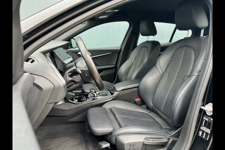 BMW 1-serie BWJ 2021 | 118i 136PK High Ex. AUTOMAAT | LEER | M-PAKKET | CLIMA | NAVI | SPORTSTOELEN | 18'' LMV | STOELVERW | CARPLAY |
