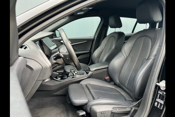 BMW 1-serie BWJ 2021 | 118i 136PK High Ex. AUTOMAAT | LEER | M-PAKKET | CLIMA | NAVI | SPORTSTOELEN | 18'' LMV | STOELVERW | CARPLAY |