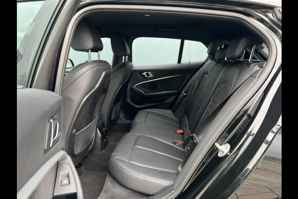 BMW 1-serie BWJ 2021 | 118i 136PK High Ex. AUTOMAAT | LEER | M-PAKKET | CLIMA | NAVI | SPORTSTOELEN | 18'' LMV | STOELVERW | CARPLAY |