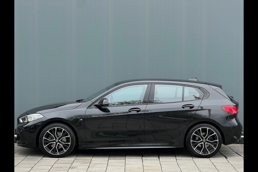 BMW 1-serie BWJ 2021 | 118i 136PK High Ex. AUTOMAAT | LEER | M-PAKKET | CLIMA | NAVI | SPORTSTOELEN | 18'' LMV | STOELVERW | CARPLAY |