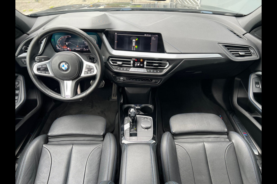 BMW 1-serie BWJ 2021 | 118i 136PK High Ex. AUTOMAAT | LEER | M-PAKKET | CLIMA | NAVI | SPORTSTOELEN | 18'' LMV | STOELVERW | CARPLAY |