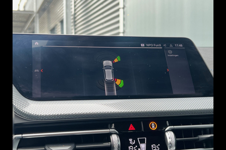 BMW 1-serie BWJ 2021 | 118i 136PK High Ex. AUTOMAAT | LEER | M-PAKKET | CLIMA | NAVI | SPORTSTOELEN | 18'' LMV | STOELVERW | CARPLAY |
