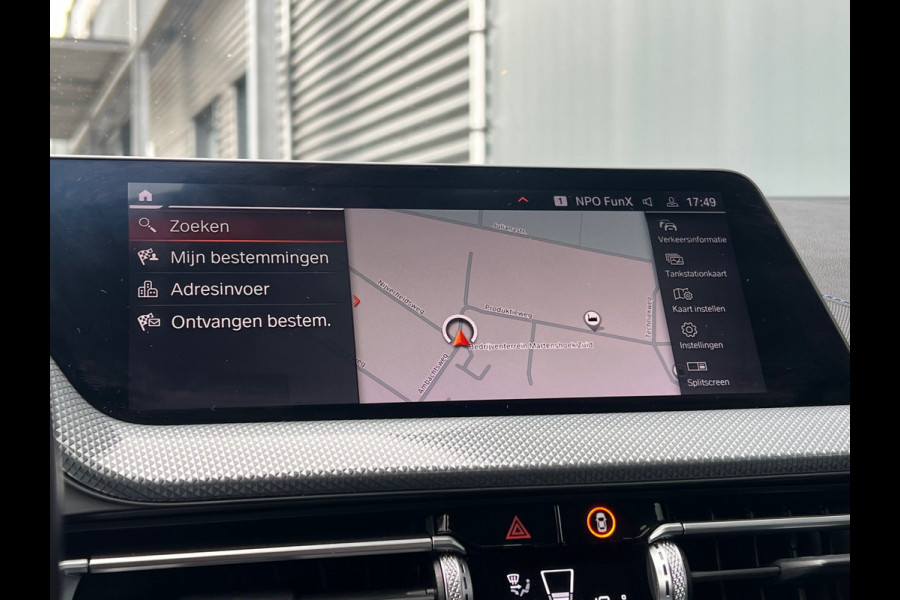 BMW 1-serie BWJ 2021 | 118i 136PK High Ex. AUTOMAAT | LEER | M-PAKKET | CLIMA | NAVI | SPORTSTOELEN | 18'' LMV | STOELVERW | CARPLAY |