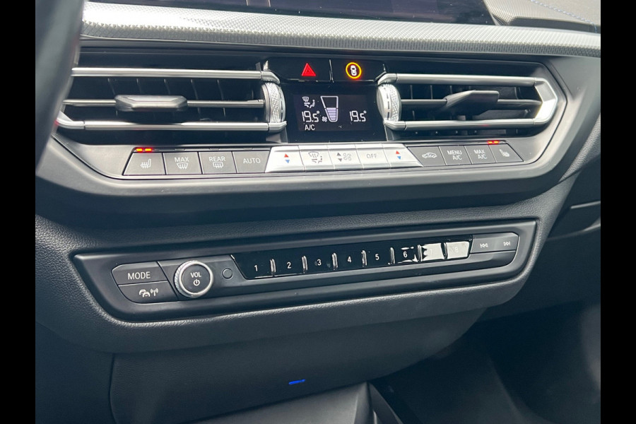 BMW 1-serie BWJ 2021 | 118i 136PK High Ex. AUTOMAAT | LEER | M-PAKKET | CLIMA | NAVI | SPORTSTOELEN | 18'' LMV | STOELVERW | CARPLAY |