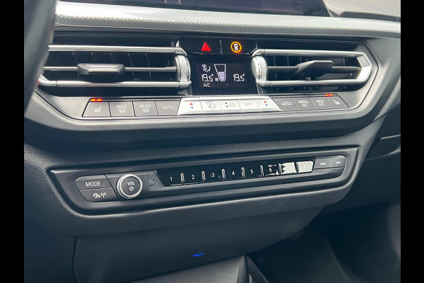 BMW 1-serie BWJ 2021 | 118i 136PK High Ex. AUTOMAAT | LEER | M-PAKKET | CLIMA | NAVI | SPORTSTOELEN | 18'' LMV | STOELVERW | CARPLAY |