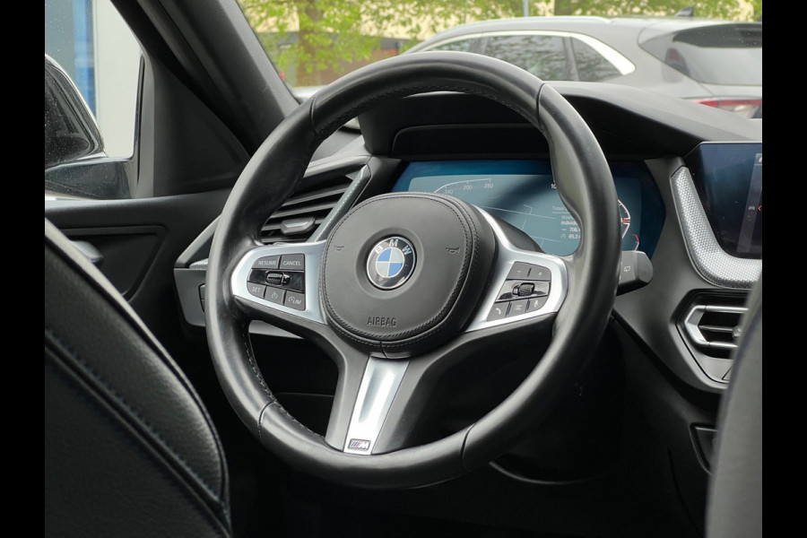 BMW 1-serie BWJ 2021 | 118i 136PK High Ex. AUTOMAAT | LEER | M-PAKKET | CLIMA | NAVI | SPORTSTOELEN | 18'' LMV | STOELVERW | CARPLAY |