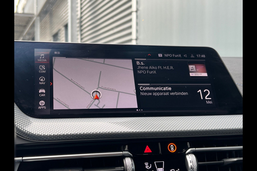 BMW 1-serie BWJ 2021 | 118i 136PK High Ex. AUTOMAAT | LEER | M-PAKKET | CLIMA | NAVI | SPORTSTOELEN | 18'' LMV | STOELVERW | CARPLAY |