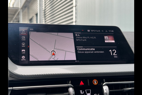 BMW 1-serie BWJ 2021 | 118i 136PK High Ex. AUTOMAAT | LEER | M-PAKKET | CLIMA | NAVI | SPORTSTOELEN | 18'' LMV | STOELVERW | CARPLAY |